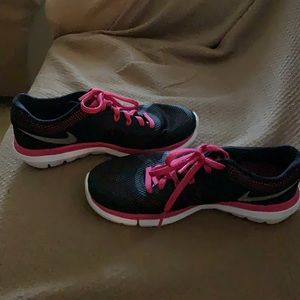 Nike women’s pink and black flex foams